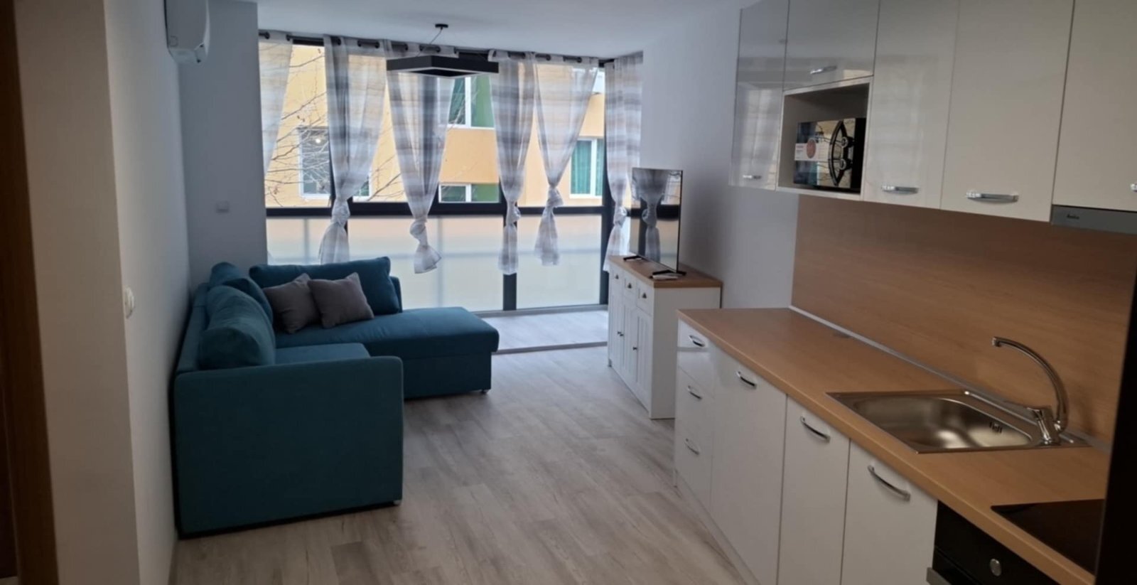 Przestronne nowoczesne mieszkanie z 1 sypialnią, tarasem i basenem w Amadeus 5 – Blue Pearl