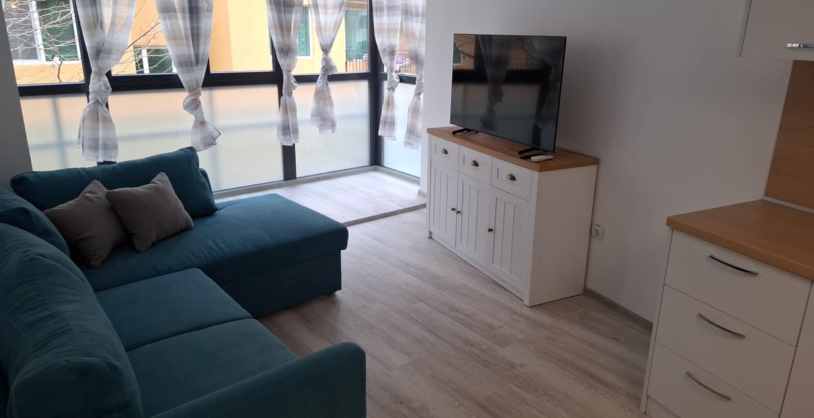 Przestronne nowoczesne mieszkanie z 1 sypialnią, tarasem i basenem w Amadeus 5 – Blue Pearl