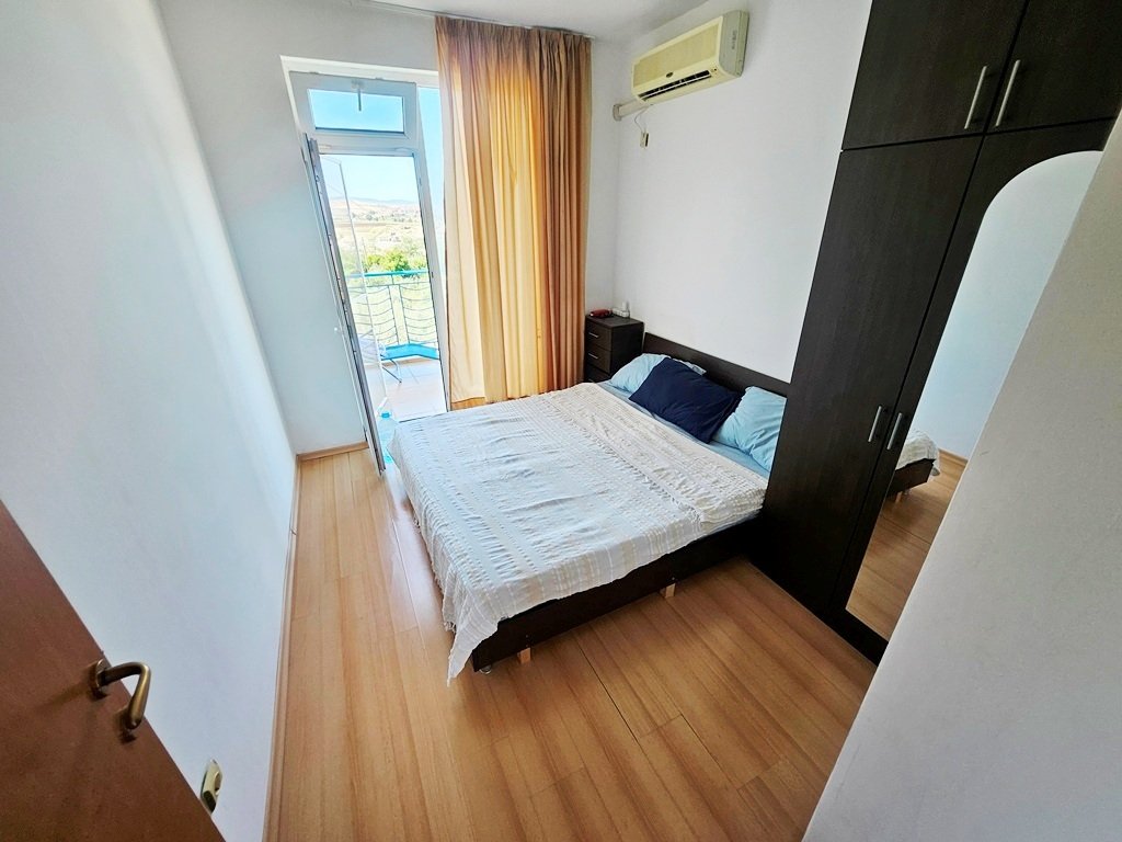 Przestronna dwupoziomowa kawalerka z widokiem na basen w Sunny Day 3 – Duży układ i duży potencjał