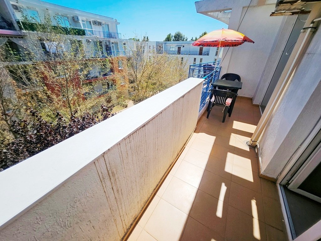 Przestronna dwupoziomowa kawalerka z widokiem na basen w Sunny Day 3 – Duży układ i duży potencjał