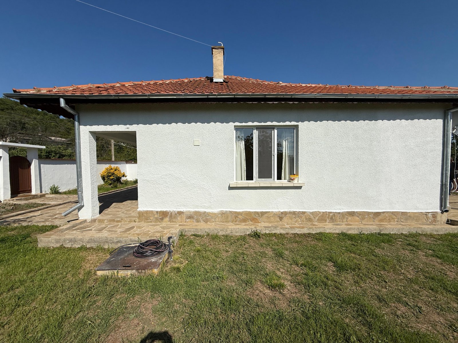 Freistehendes, eingeschossiges Haus mit Garten in Goritsa