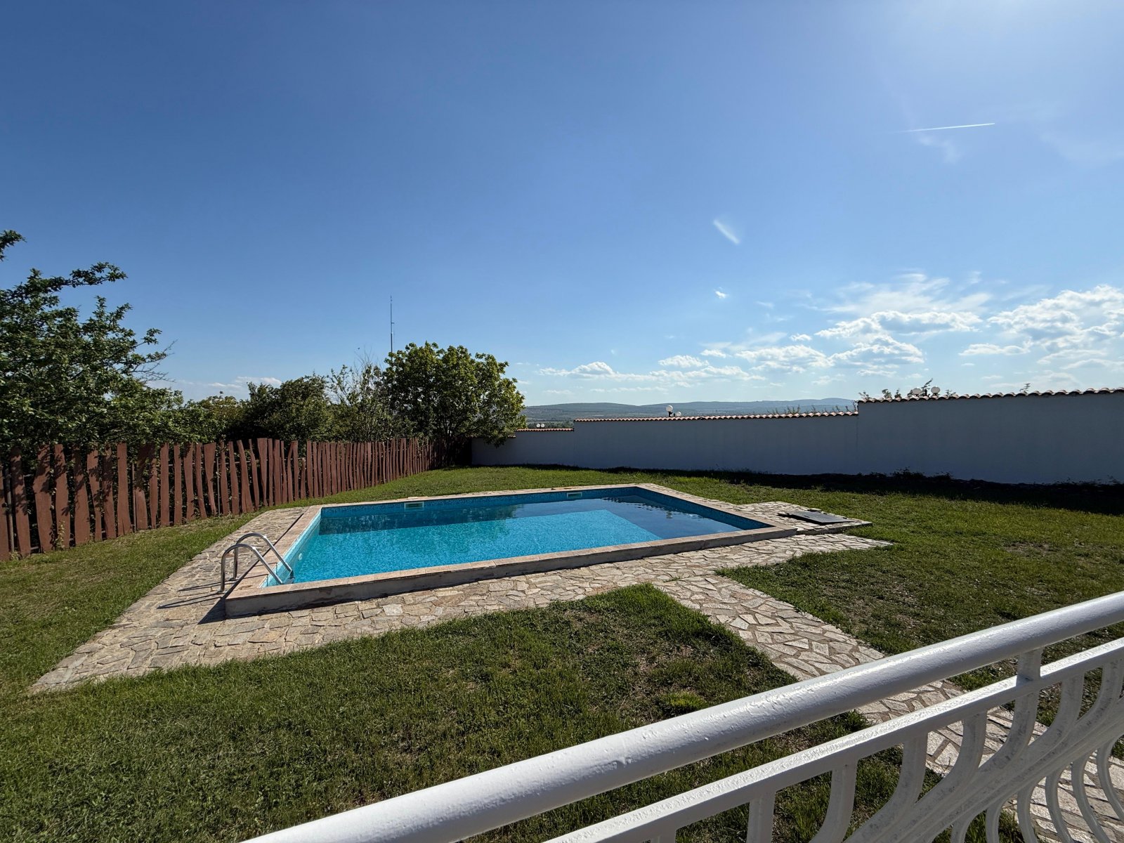 Freistehendes, eingeschossiges Haus mit Garten in Goritsa