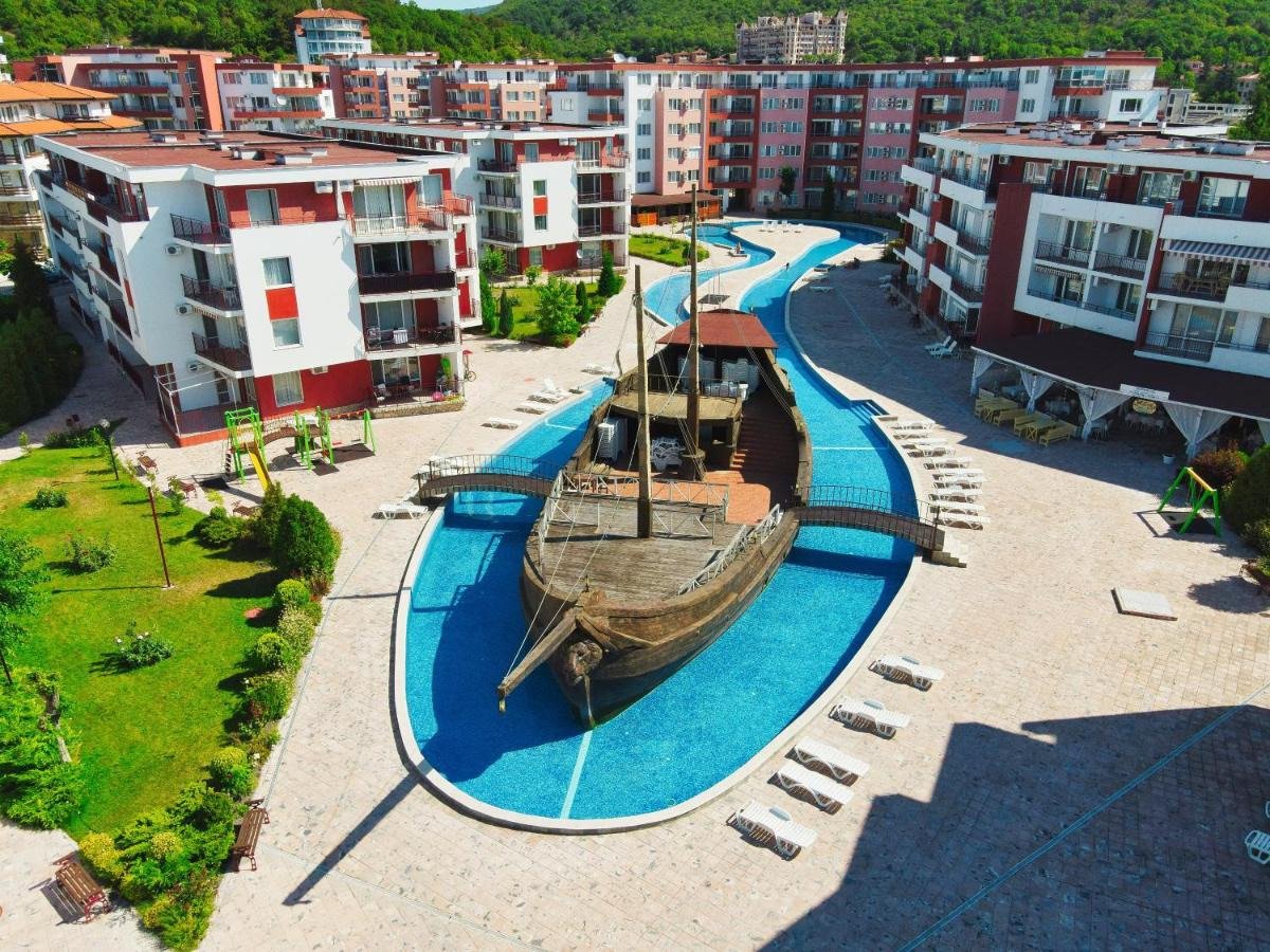 Przestronny apartament z trzema sypialniami i widokiem na morze w kompleksie Privilege Fort Beach w Świętym Własie
