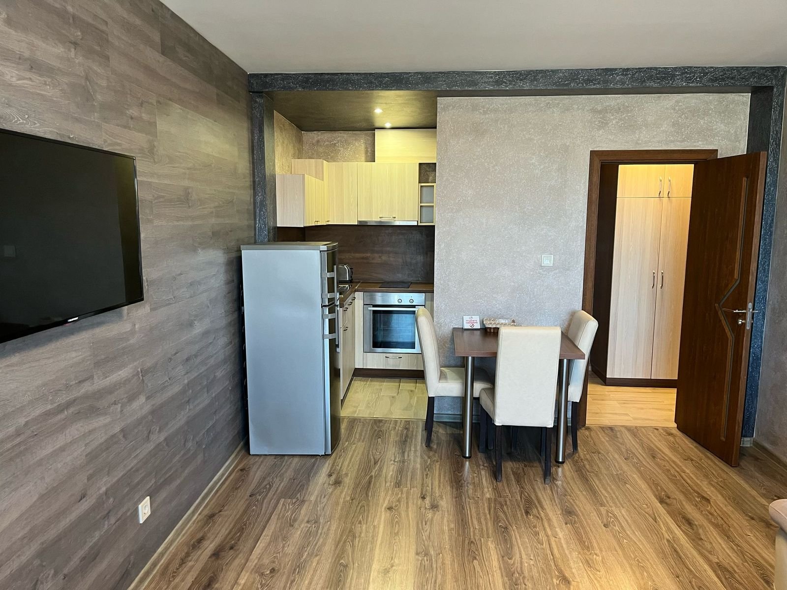 Ich verkaufe eine möblierte 2-Zimmer-Wohnung in Velingrad, Bezirk Ladzhene.