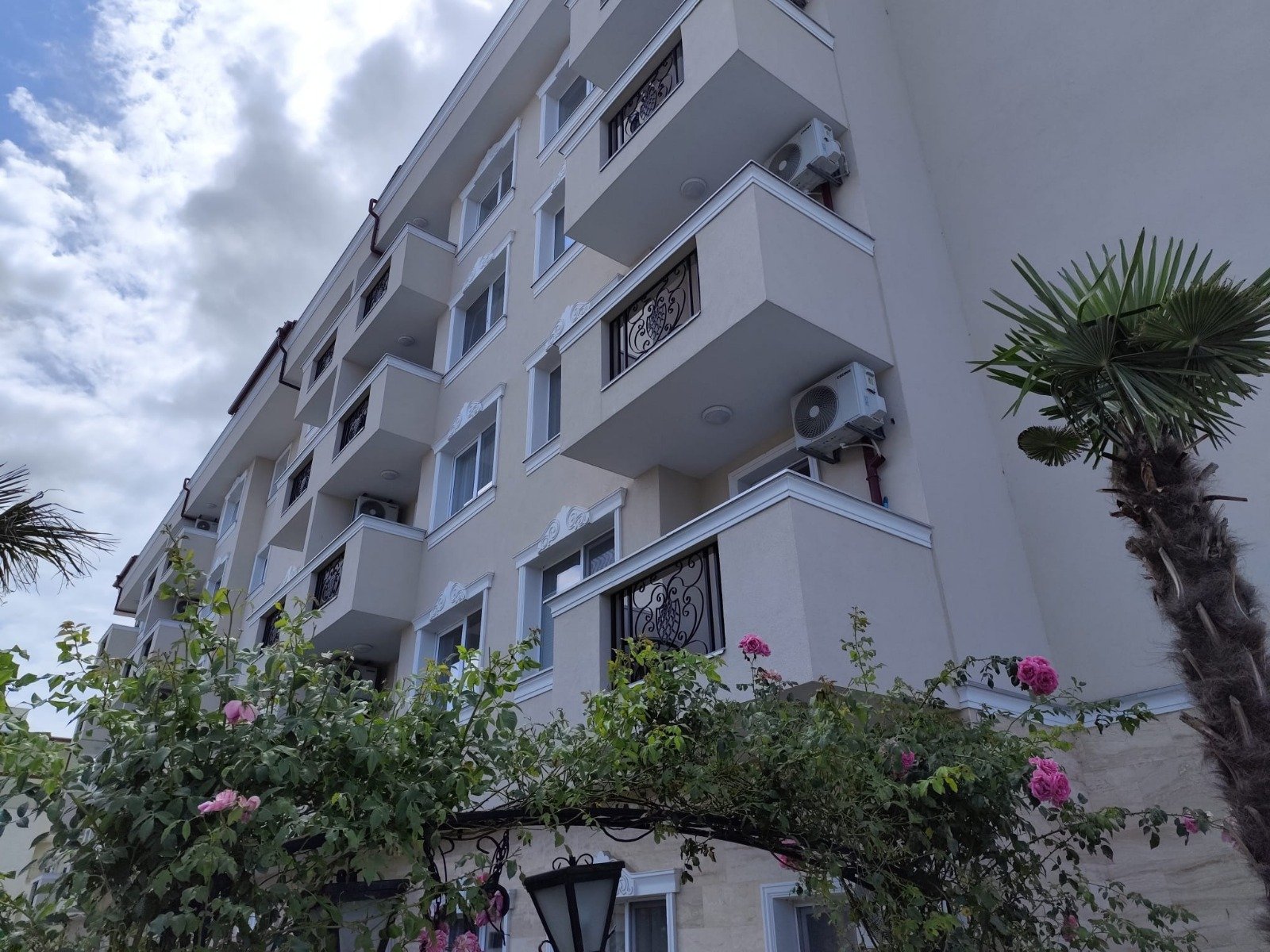 Eine Zwei-Zimmer-Wohnung im Magnolia 6-Komplex steht zum Verkauf – Luxus, Komfort und hervorragende Lage!