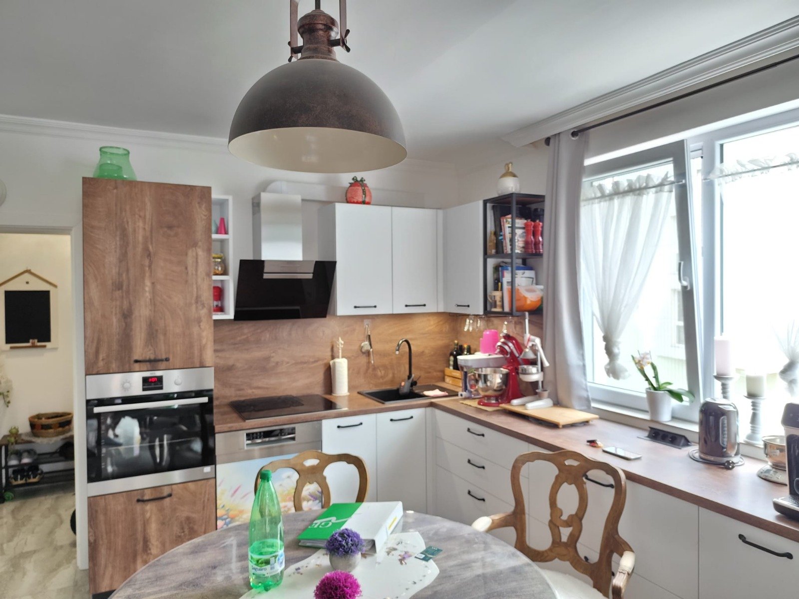 Eine Zwei-Zimmer-Wohnung im Magnolia 6-Komplex steht zum Verkauf – Luxus, Komfort und hervorragende Lage!