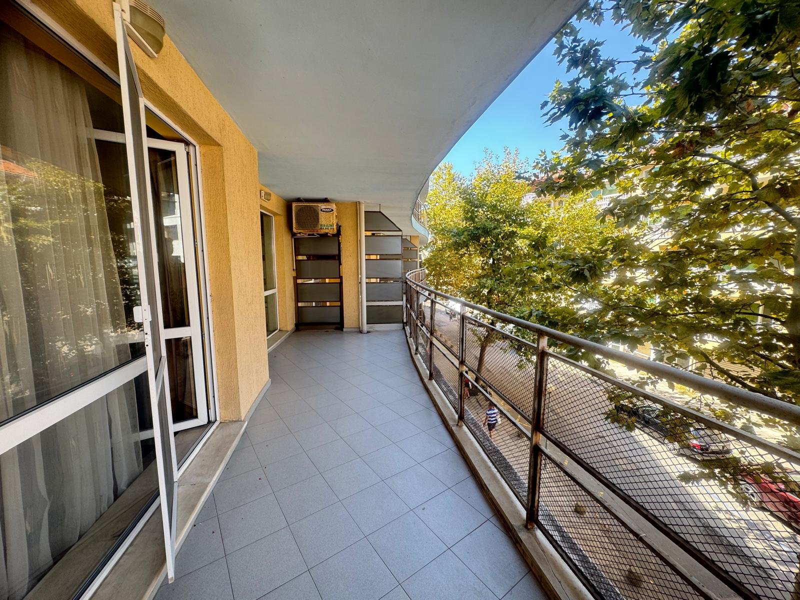 Eine geräumige Einzimmerwohnung in bester Lage in Pomorie.