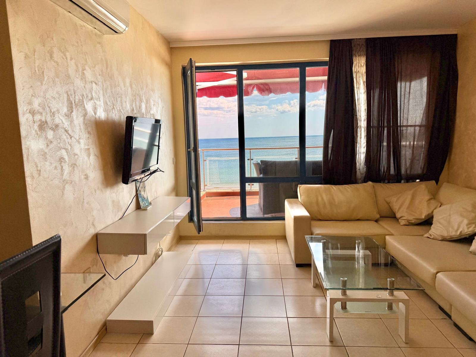 Oferujemy duży apartament z jedną sypialnią w Słonecznym Brzegu z widokiem na morze!
