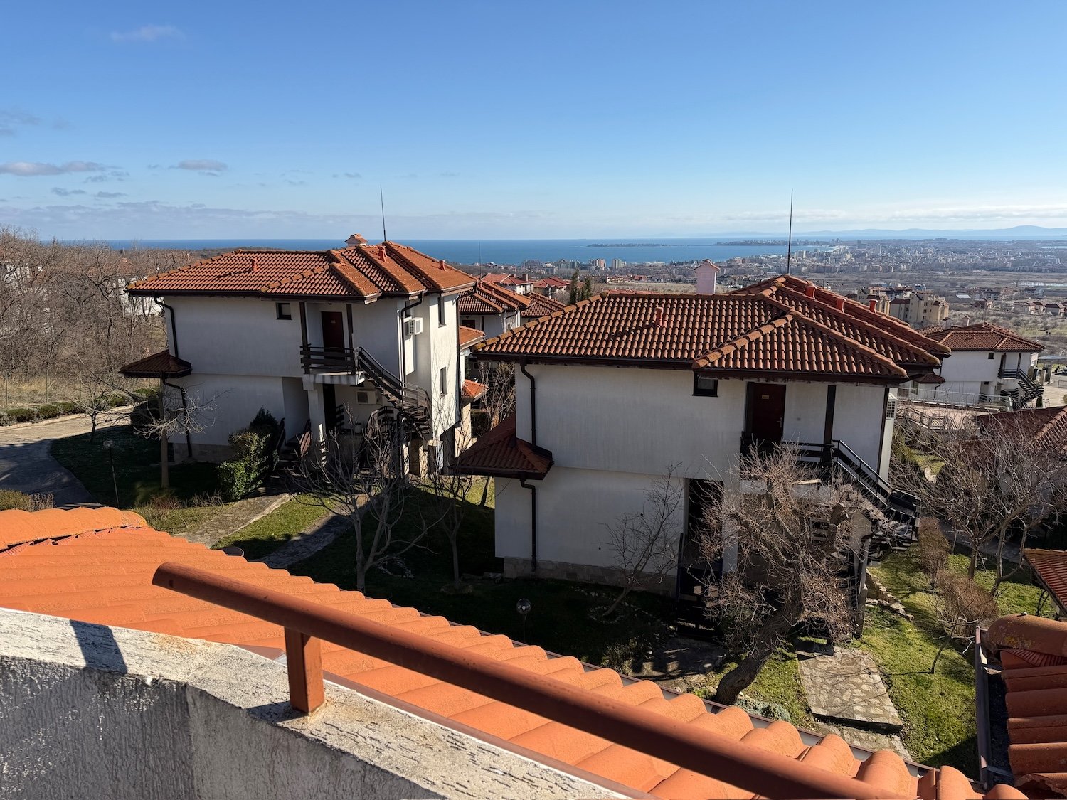 Dwupokojowy apartament typu duplex z panoramicznym widokiem na morze w Košaritsie