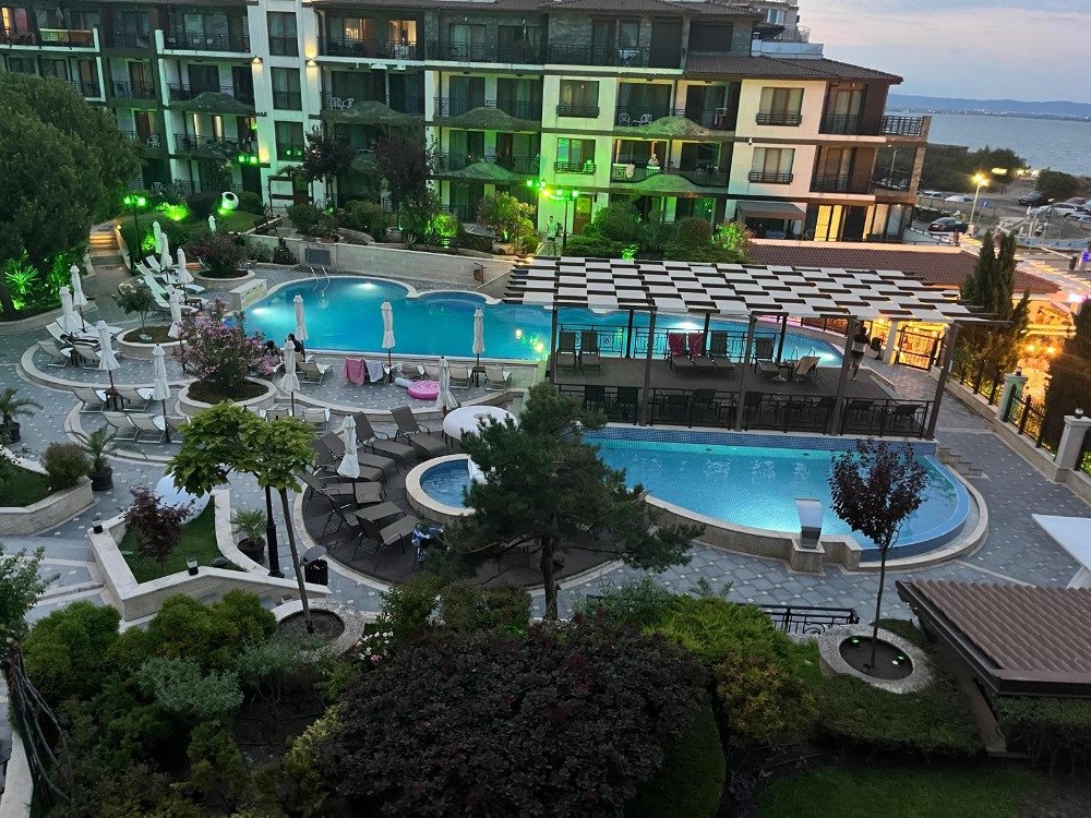 Ekskluzywna oferta dwupokojowego apartamentu z pięknym widokiem na morze i pierwszym rzędem od morza - Pomorie