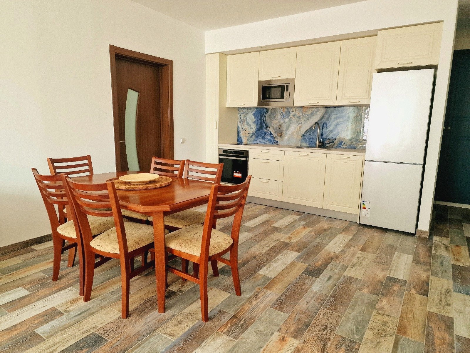 trzypokojowy apartament z widokiem na morze, dwie łazienki, tuż przy plaży, Biała