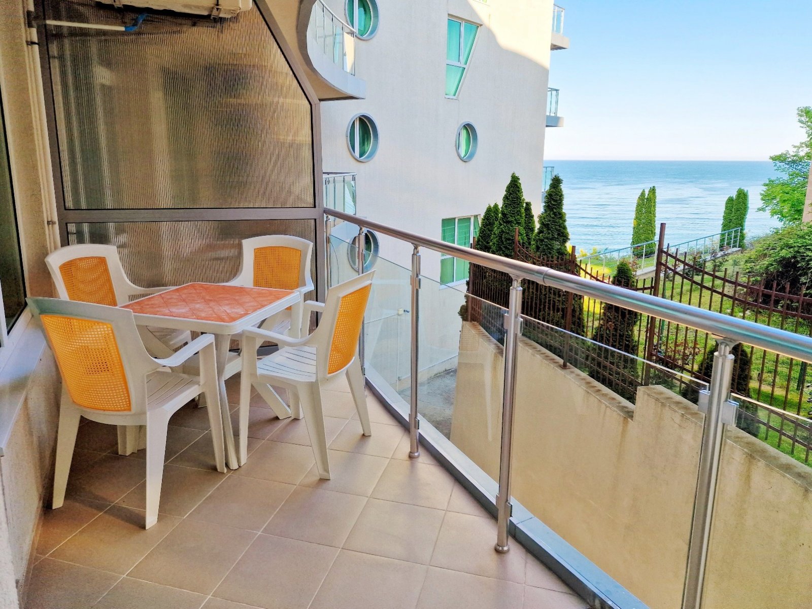 trzypokojowy apartament z widokiem na morze, dwie łazienki, tuż przy plaży, Biała