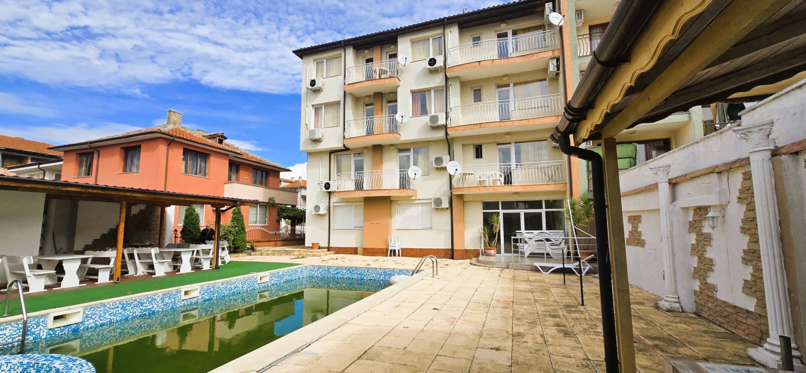 Piękny rodzinny hotel z restauracją na sprzedaż w centralnej części Rawdy