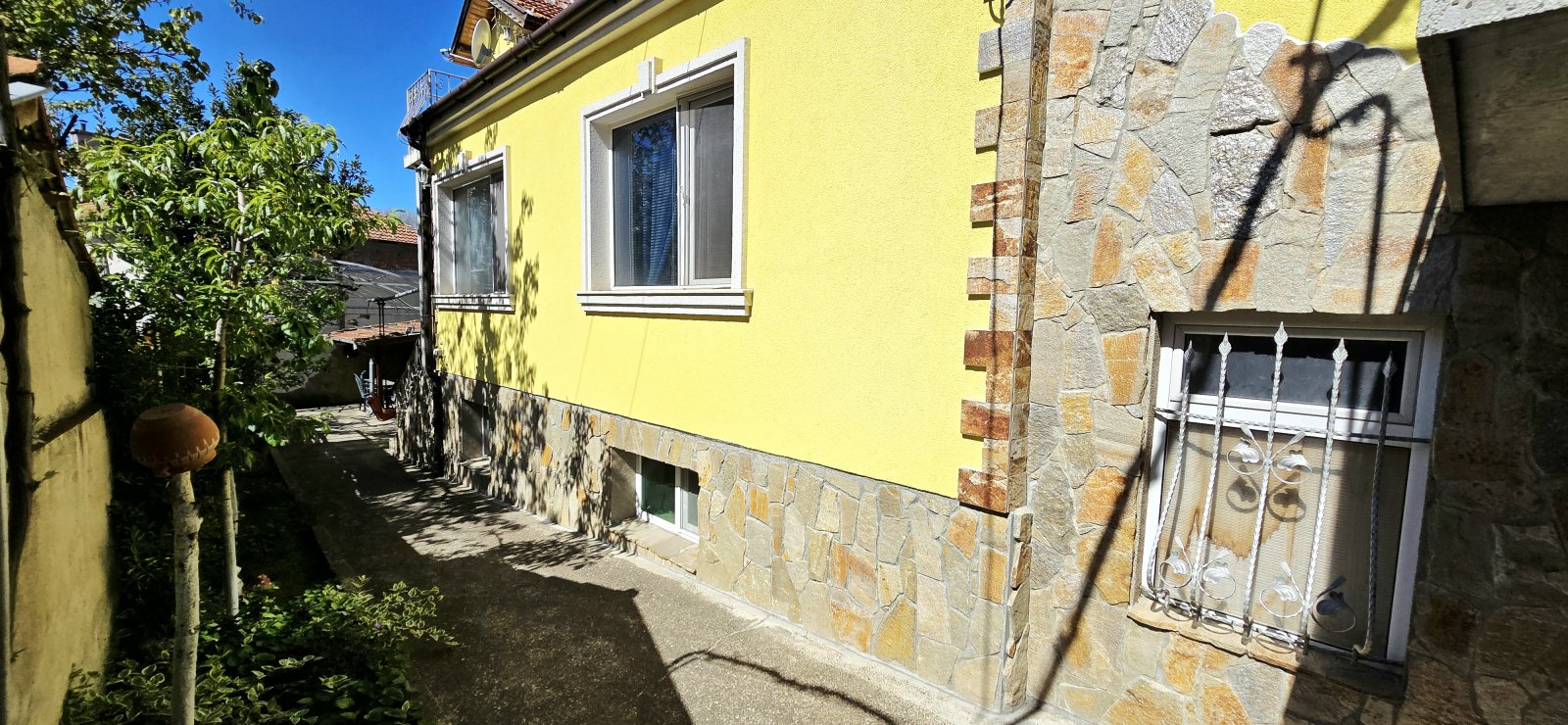 Na sprzedaż dwupiętrowy dom z 3 sypialniami, karczmą i garażem w pobliżu centrum Aytos