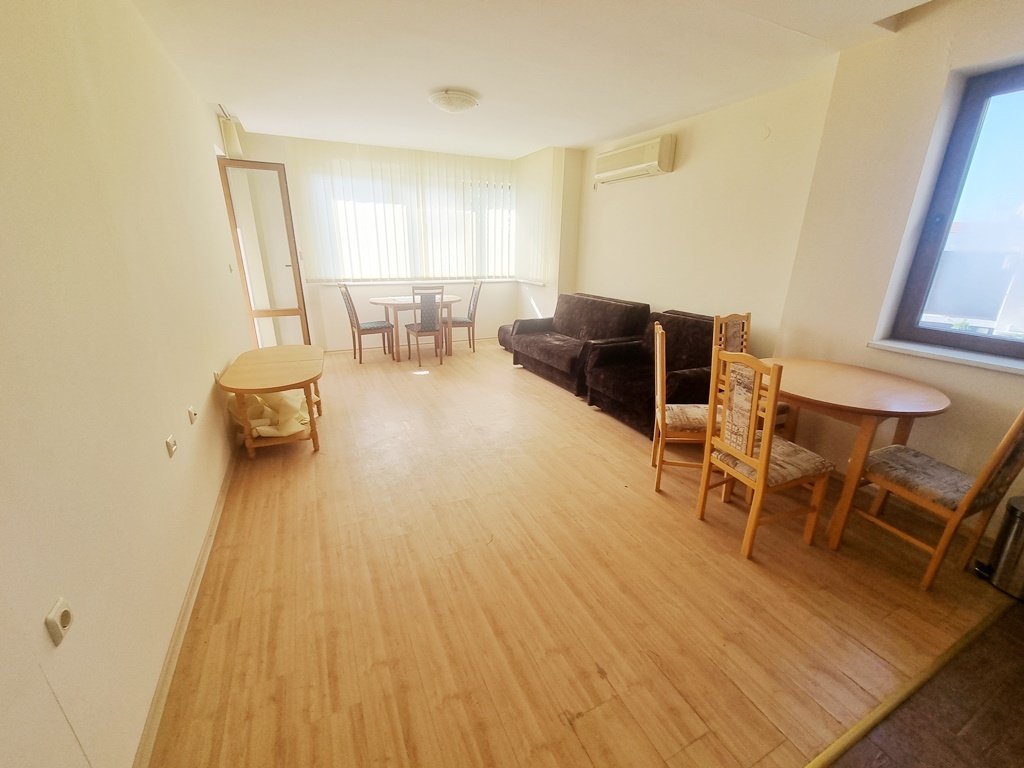 Przestronne mieszkanie jednopokojowe z widokiem na basen w Messambria Fort