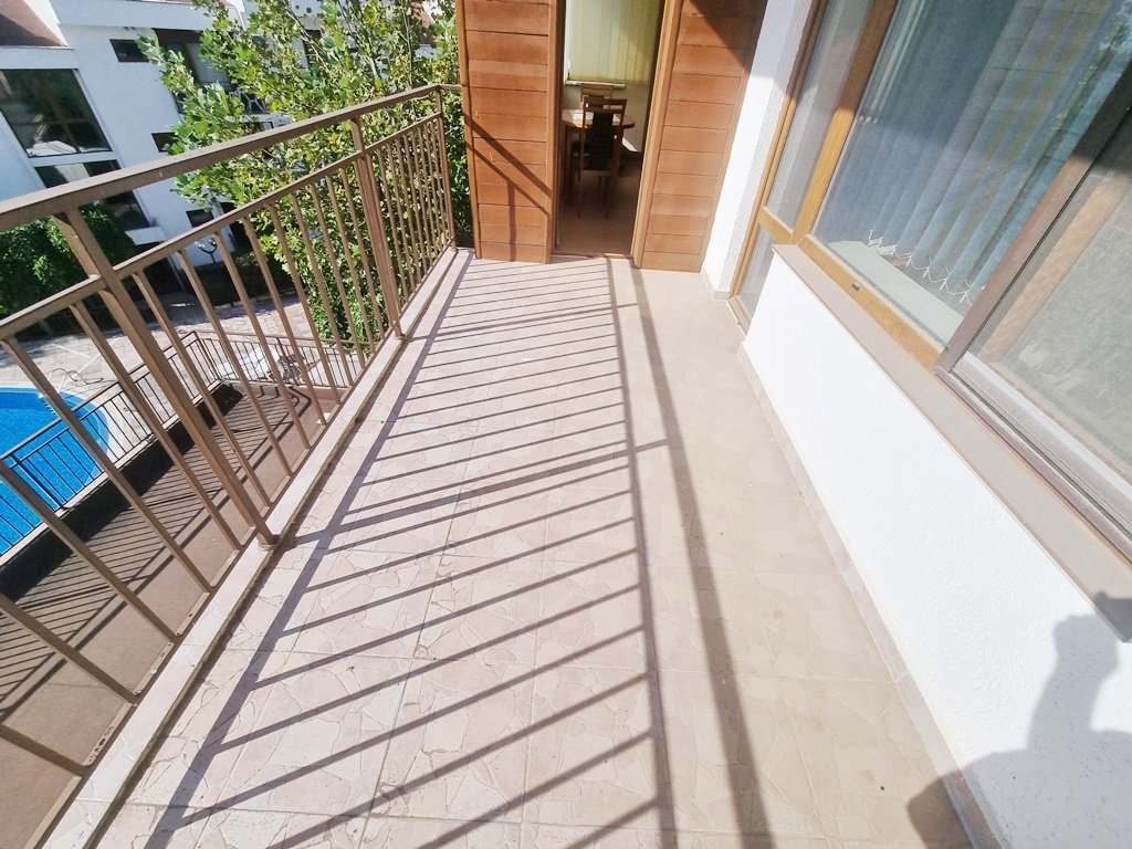 Przestronne mieszkanie jednopokojowe z widokiem na basen w Messambria Fort