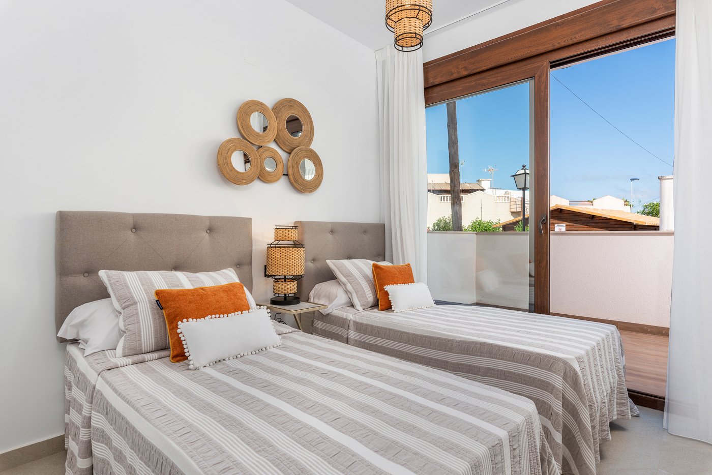Umeblowane bungalowy, basen i 3,5 km od morza, Torrevieja