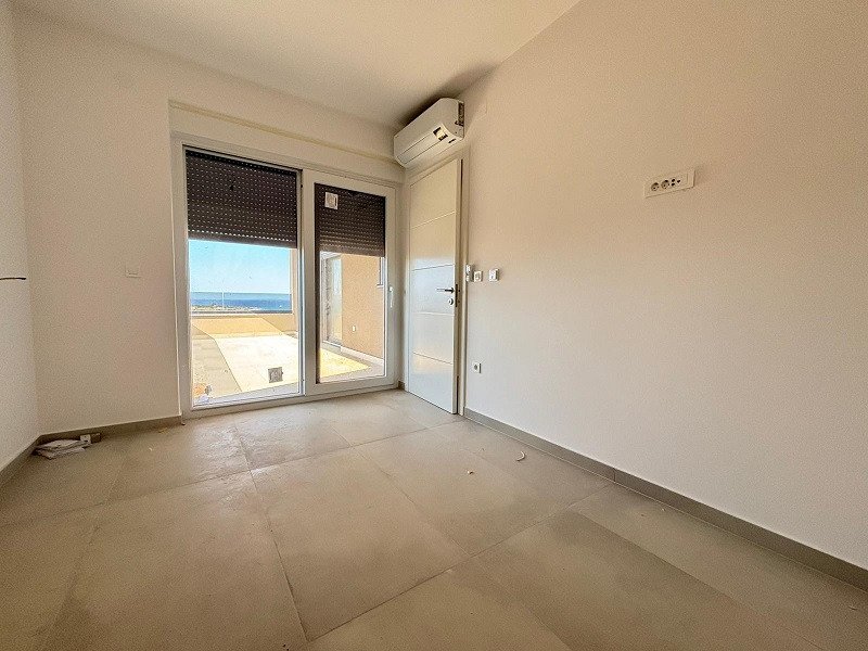 Luksusowy apartament typu penthouse z panoramicznym widokiem na morze, nowy budynek, Novalja