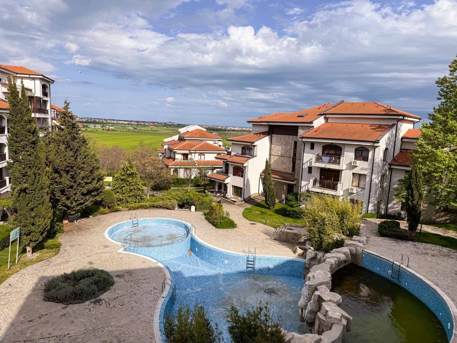 Trzypokojowy apartament z widokiem na morze i basen w kompleksie The Vineyards Resort, Aheloy, Bułgaria