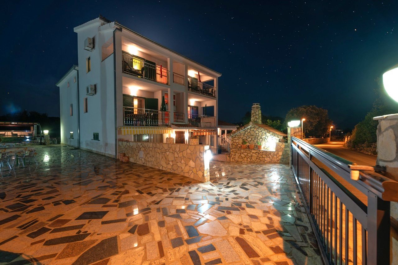 Ekskluzywna willa apartamentowa z basenem 200 m od morza potencjał inwestycyjny Vinišće