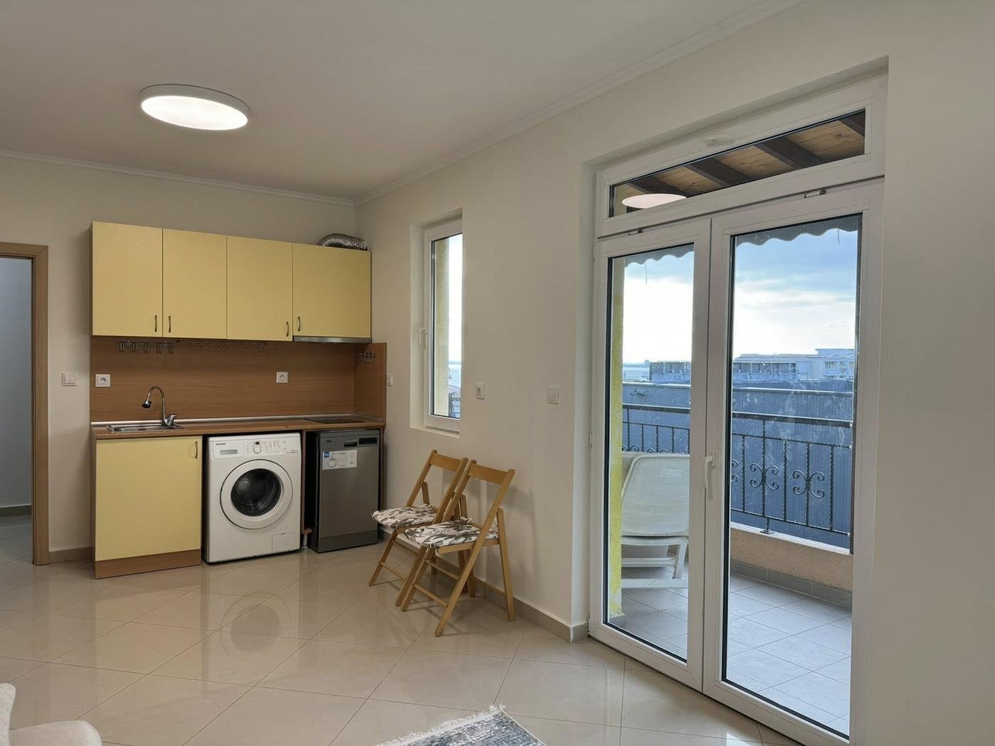 Przestronne mieszkanie dwupokojowe o powierzchni 73 m² w Sveti Vlas