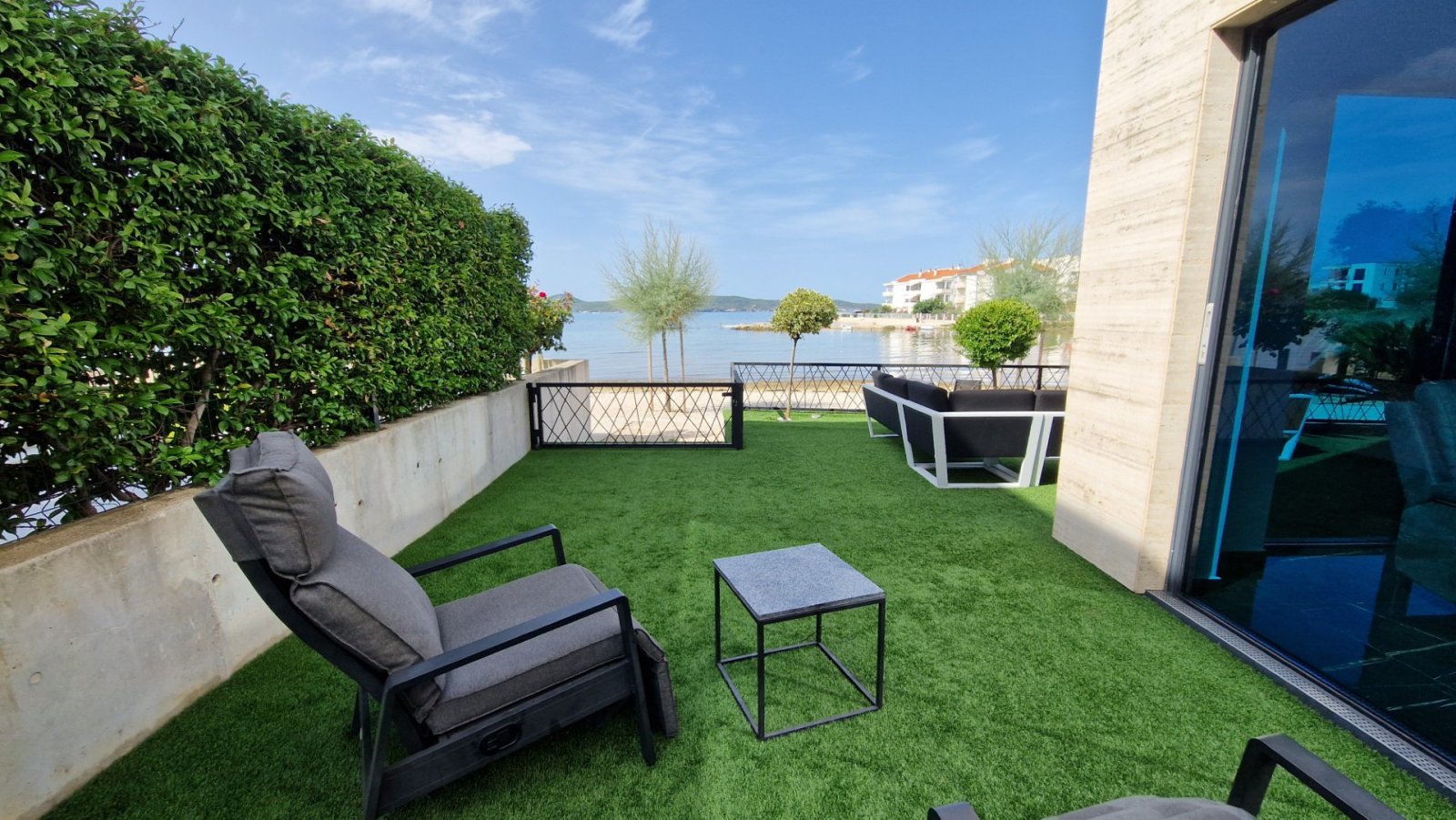 Luksusowy apartament typu duplex w pierwszej linii od morza z widokiem na panoramę, Sukošan, Chorwacja