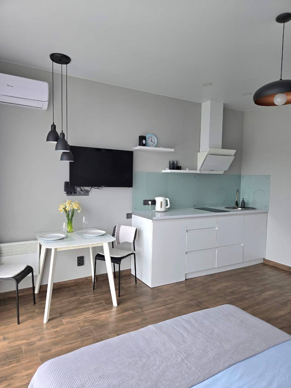 Ładne umeblowane studio w Batumi, Gruzja – jasny dom na wysokim piętrze z widokiem na miasto i góry
