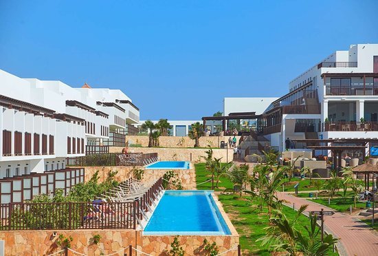 Gwarancja zysku, apartament z jedną sypialnią z widokiem na baseny w ośrodku Melia Llana Beach Resort na Wyspach Zielonego Przylądka
