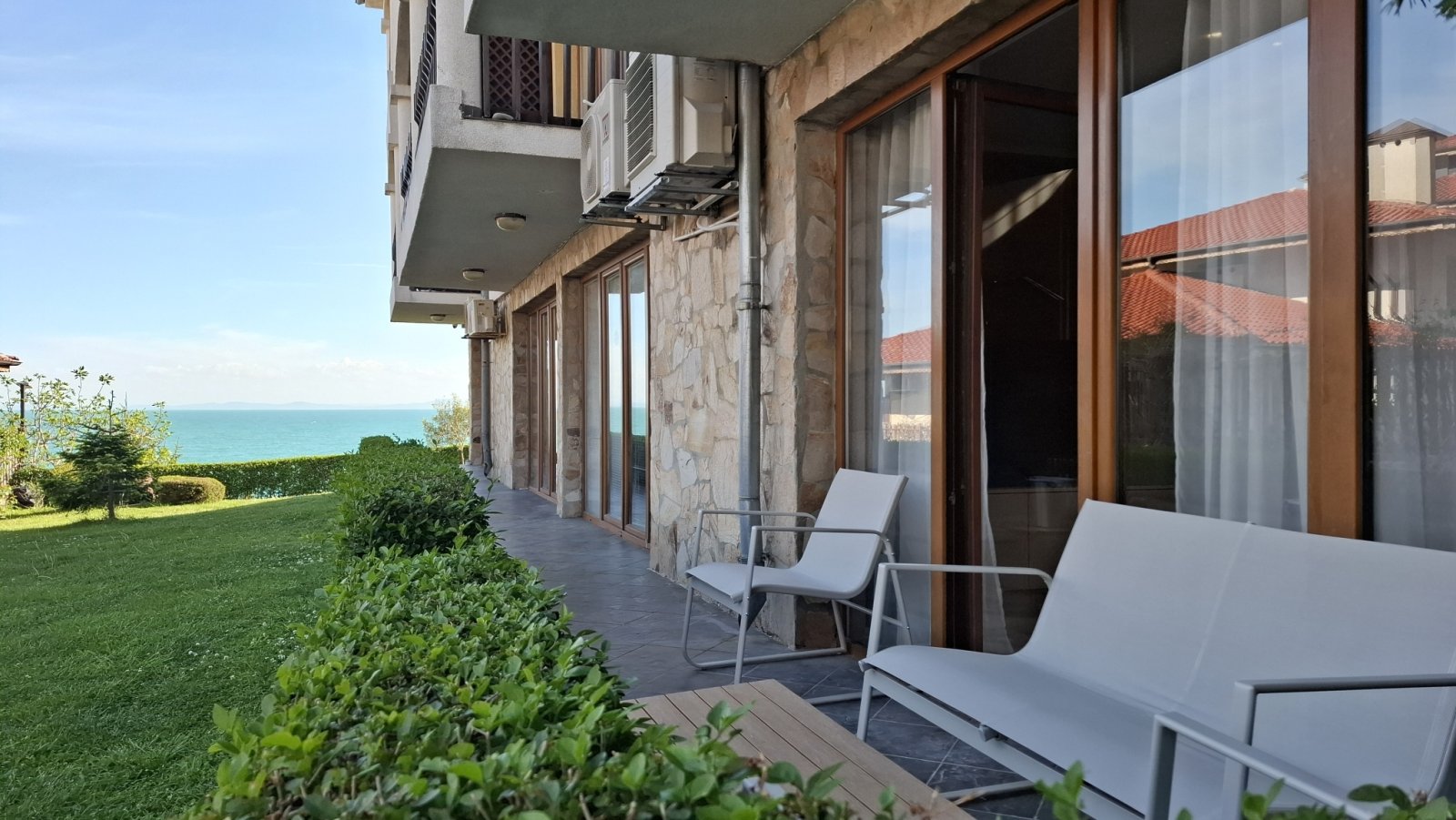 Trzypiętrowy dom szeregowy bezpośrednio przy linii brzegowej, Sun Coast Resort, 50 m od plaży, Sveti Vlas, Bułgaria