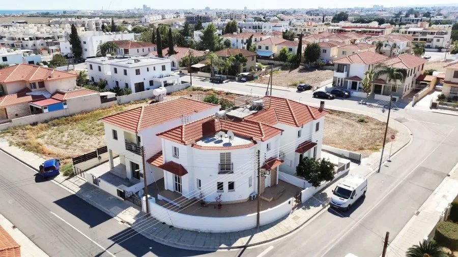 Livadia: Dom w zabudowie bliźniaczej w Livadii, Larnaka 