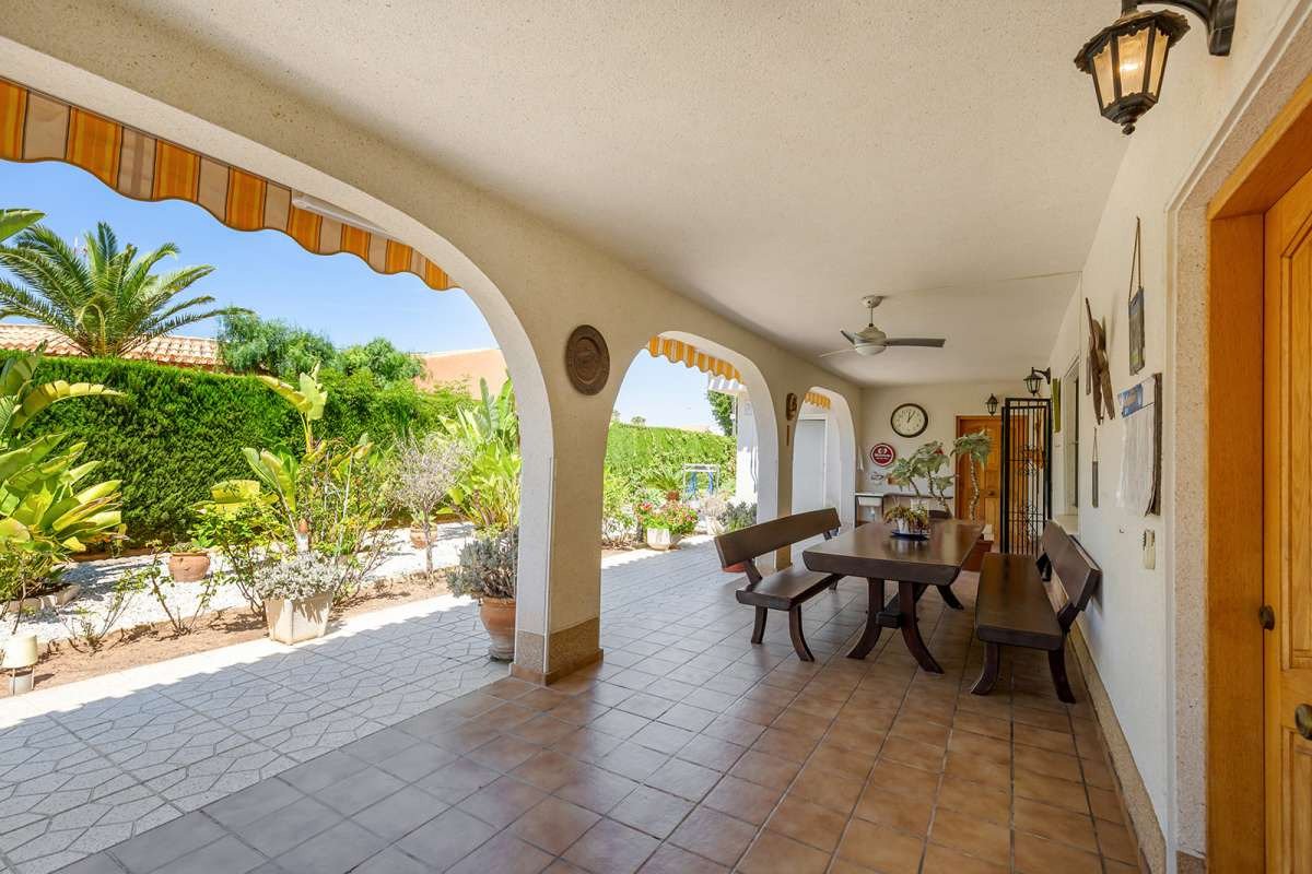 Luxuriöse Eckvilla im Herzen von Cabo Roig – komfortables Wohnen am Meer