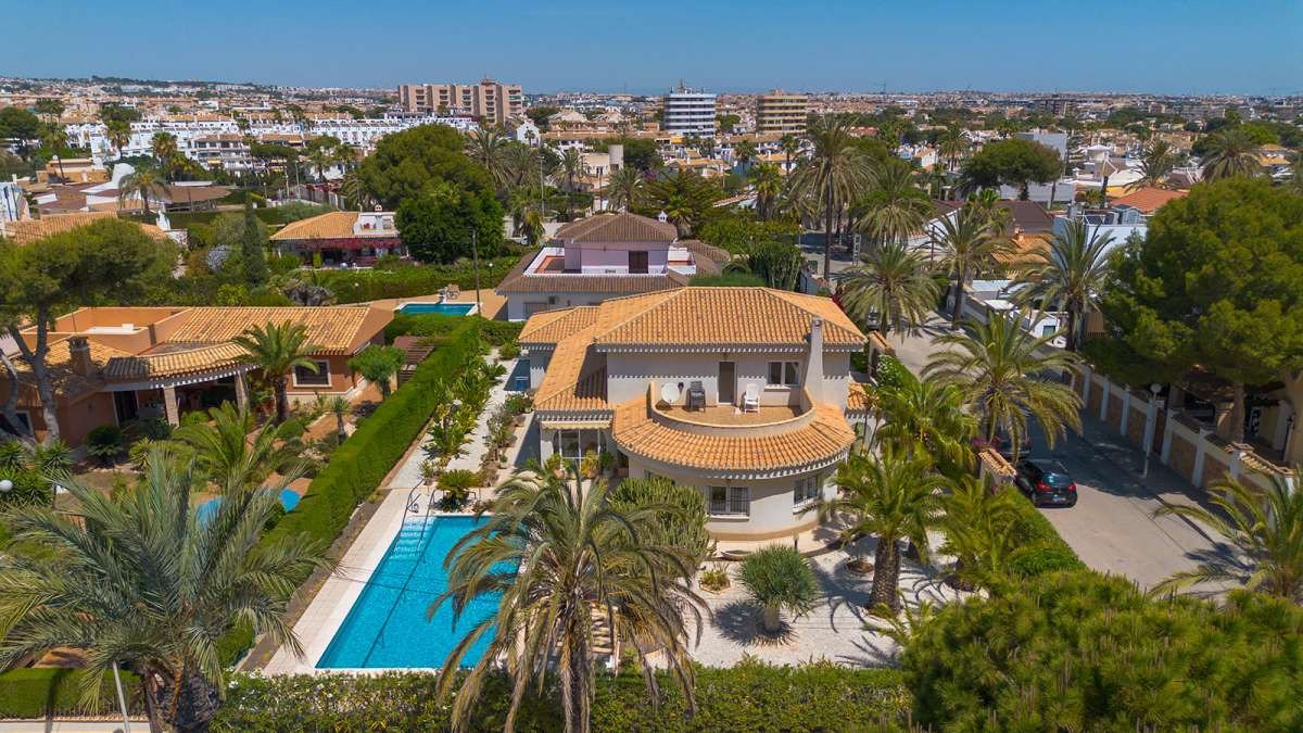 Luxuriöse Eckvilla im Herzen von Cabo Roig – komfortables Wohnen am Meer