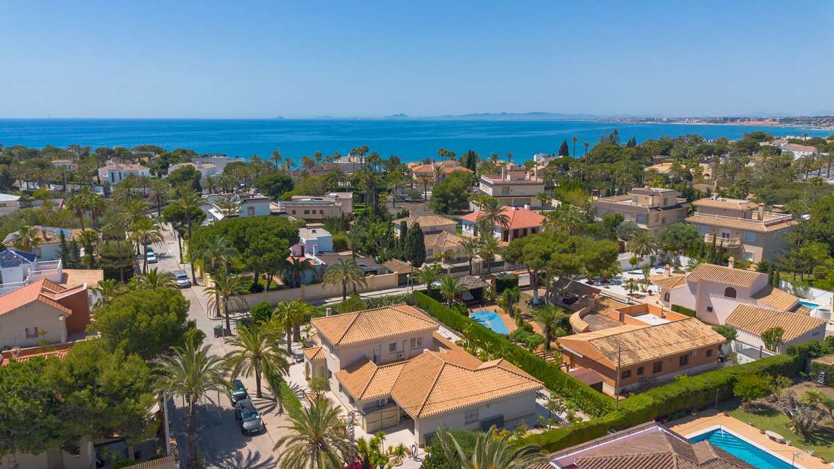 Luxuriöse Eckvilla im Herzen von Cabo Roig – komfortables Wohnen am Meer