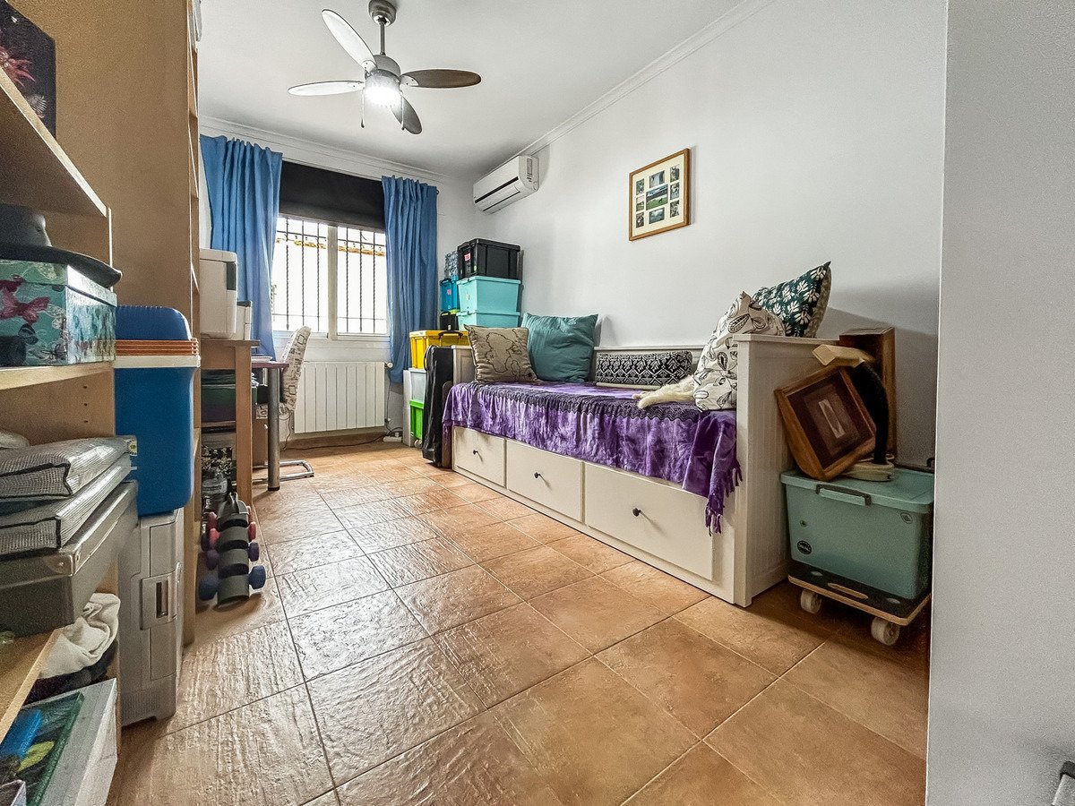 Wunderschöne, freistehende Villa mit 3 Schlafzimmern und 2 Bädern in der Nähe des Zentrums von Sagra, Alicante.