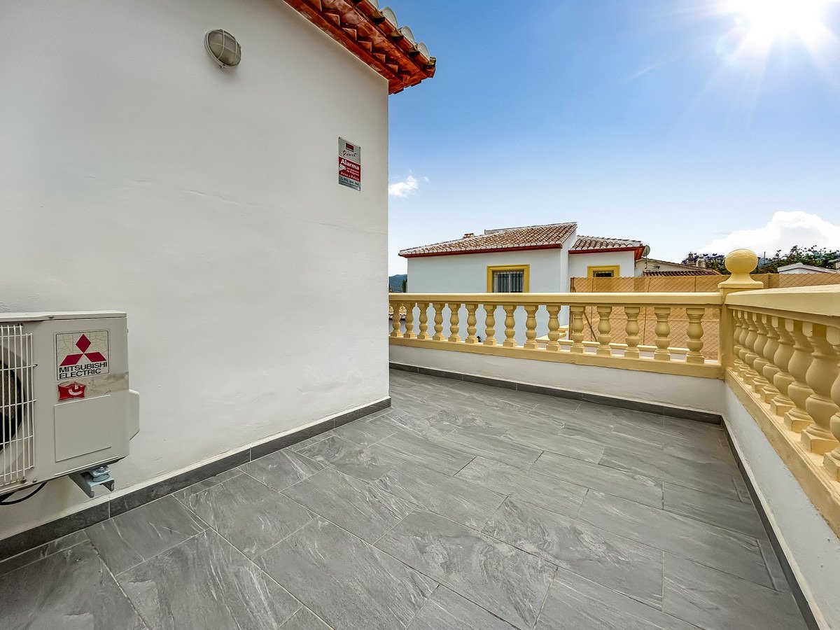 Wunderschöne, freistehende Villa mit 3 Schlafzimmern und 2 Bädern in der Nähe des Zentrums von Sagra, Alicante.