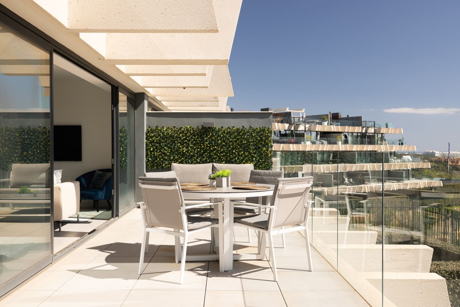 Modernes Apartment mit atemberaubendem Meerblick in La Resina, Costa del Sol