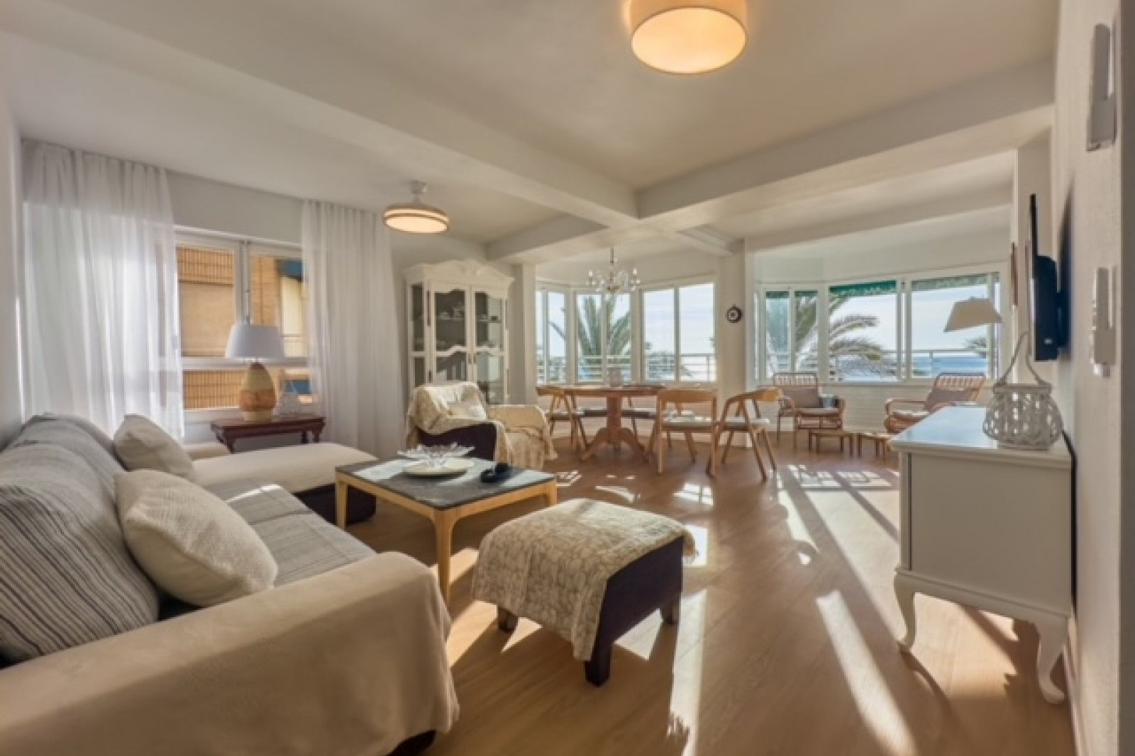 Luxusapartment mit Meerblick in erster Reihe – nur für diejenigen, die das Beste von Torrevieja erleben möchten.