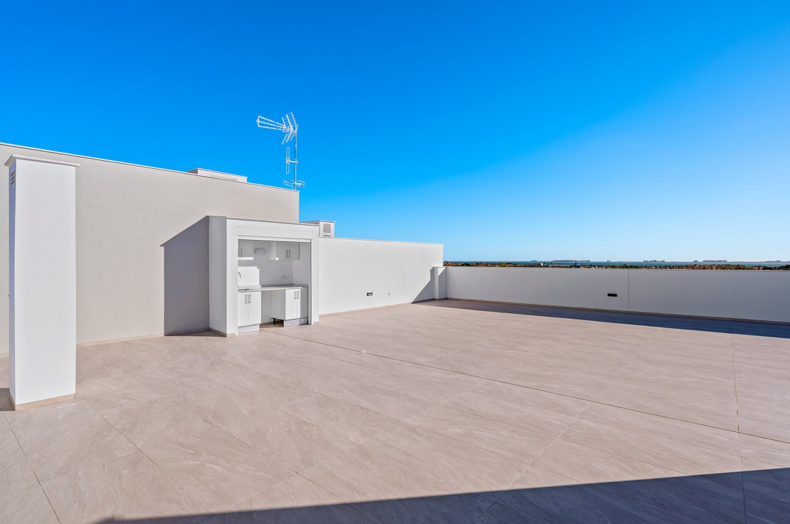 Luksusowy penthouse z solarium i widokiem na morze w pobliżu Los Alcázares