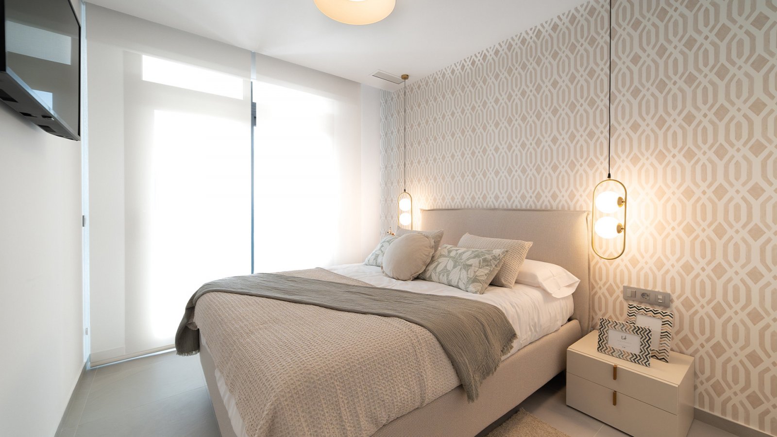 Elegancki apartament z przestronnym tarasem i widokiem na morze w Benidormie