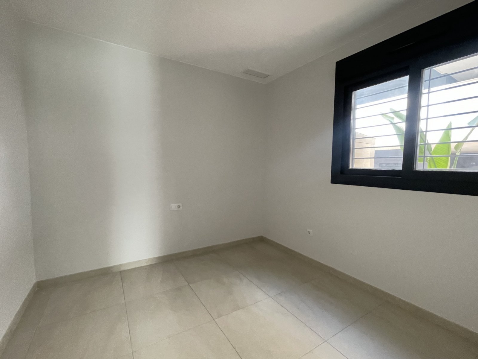Oaza w centrum miasta. Ostatni dostępny apartament z ogrodem blisko morza, Torreveja.