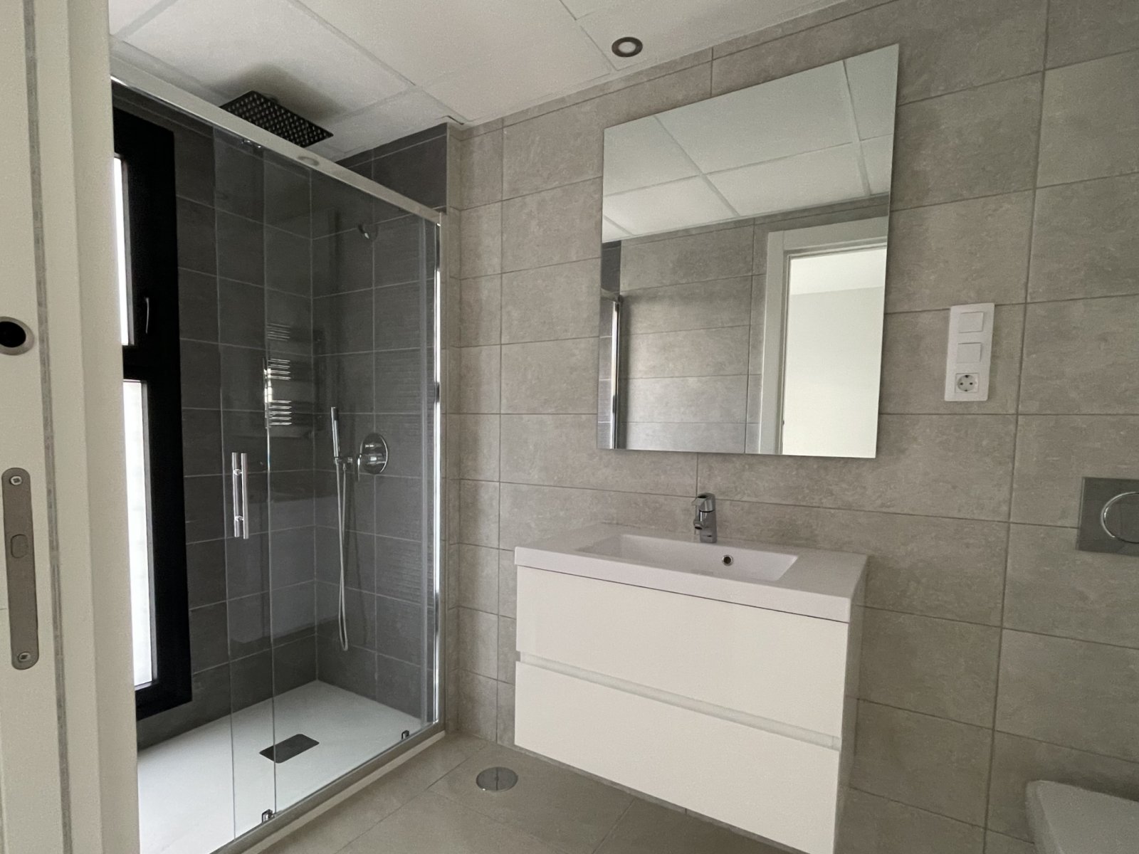 Oaza w centrum miasta. Ostatni dostępny apartament z ogrodem blisko morza, Torreveja.