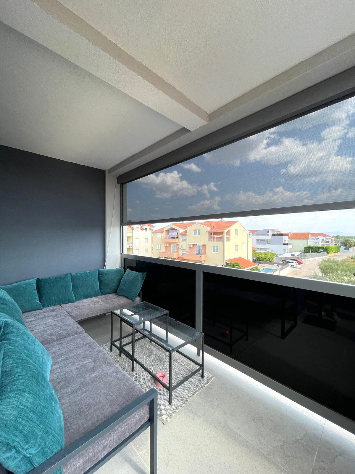 Luxuriös möbliertes Apartment mit vier Schlafzimmern und Terrasse, 700 Meter vom Strand in Vodice entfernt