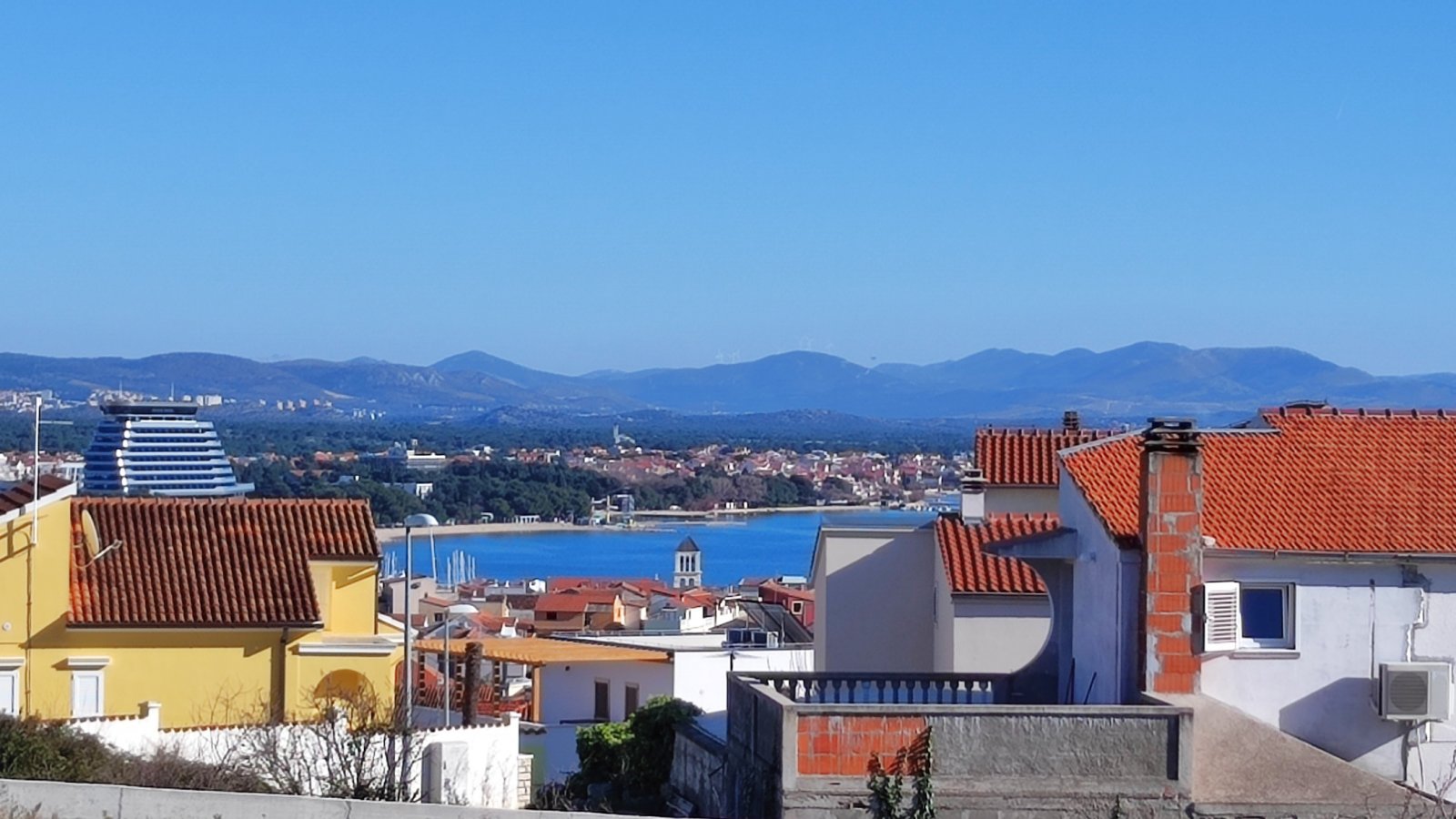 Luksusowy dom w zabudowie bliźniaczej z basenem i panoramicznym widokiem na morze Vodice