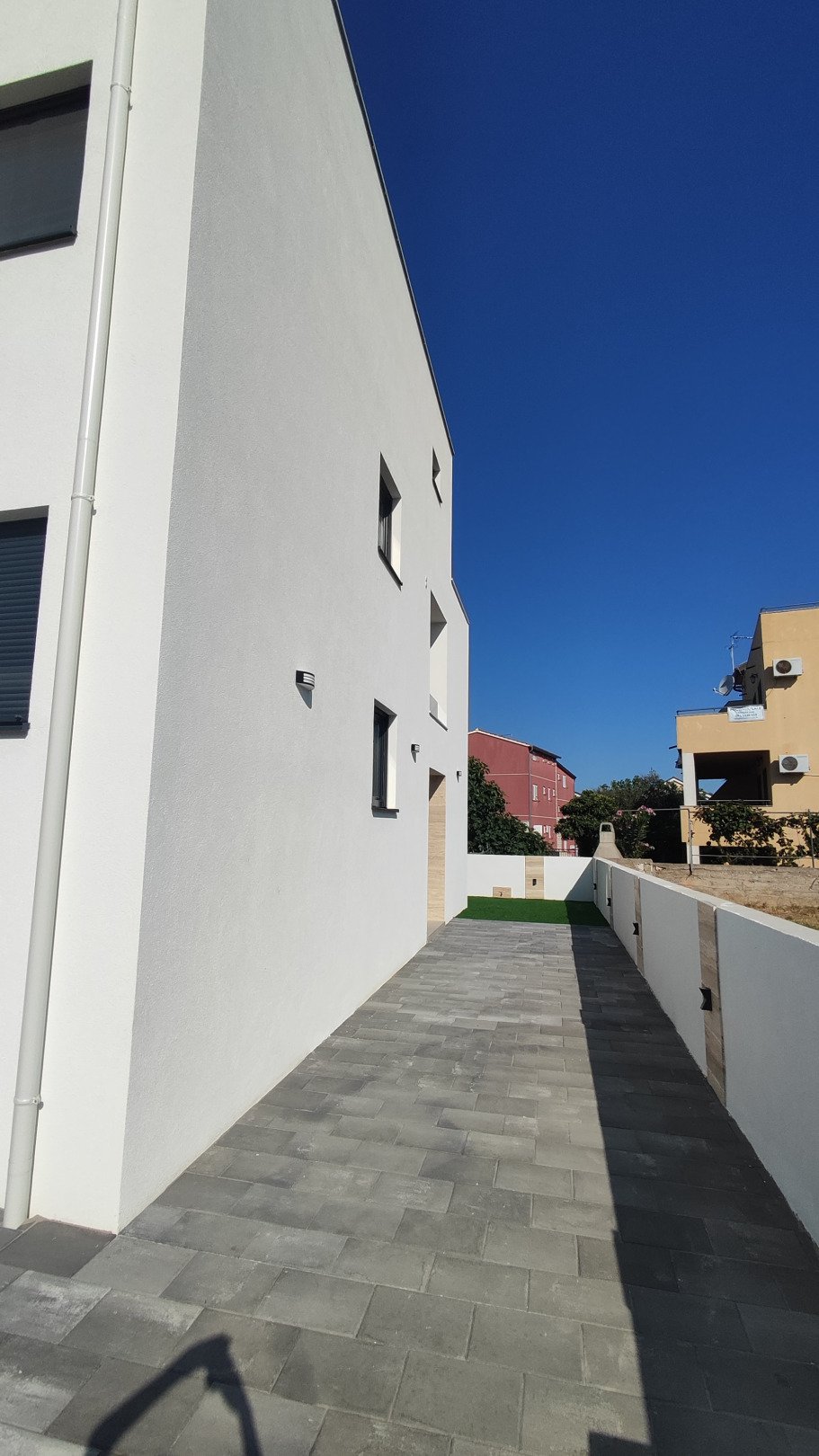 Nowoczesny trzypiętrowy dom z widokiem na morze, zaledwie 300 metrów od plaży Vodice, Srima