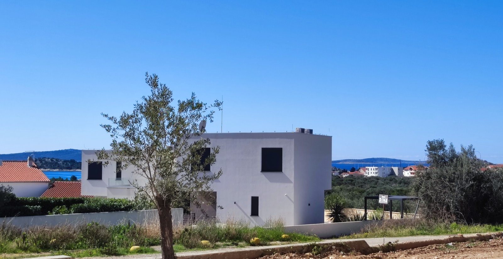 Nowoczesny dom w zabudowie bliźniaczej z basenem, widokiem panoramicznym i dużym ogrodem Vodice