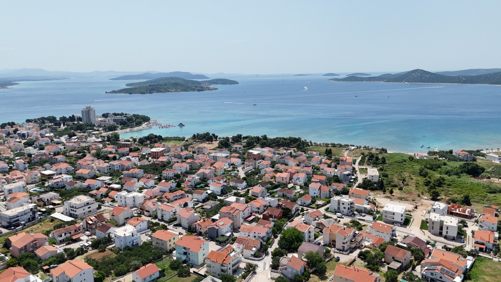 Nowoczesny dom w zabudowie bliźniaczej z basenem, widokiem panoramicznym i dużym ogrodem Vodice