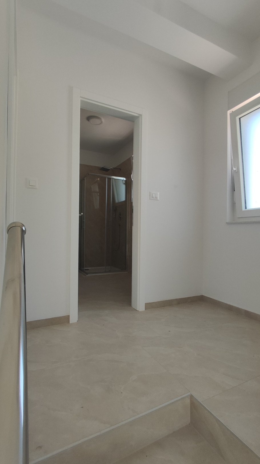 Nowoczesny dom w zabudowie bliźniaczej z basenem, widokiem panoramicznym i dużym ogrodem Vodice