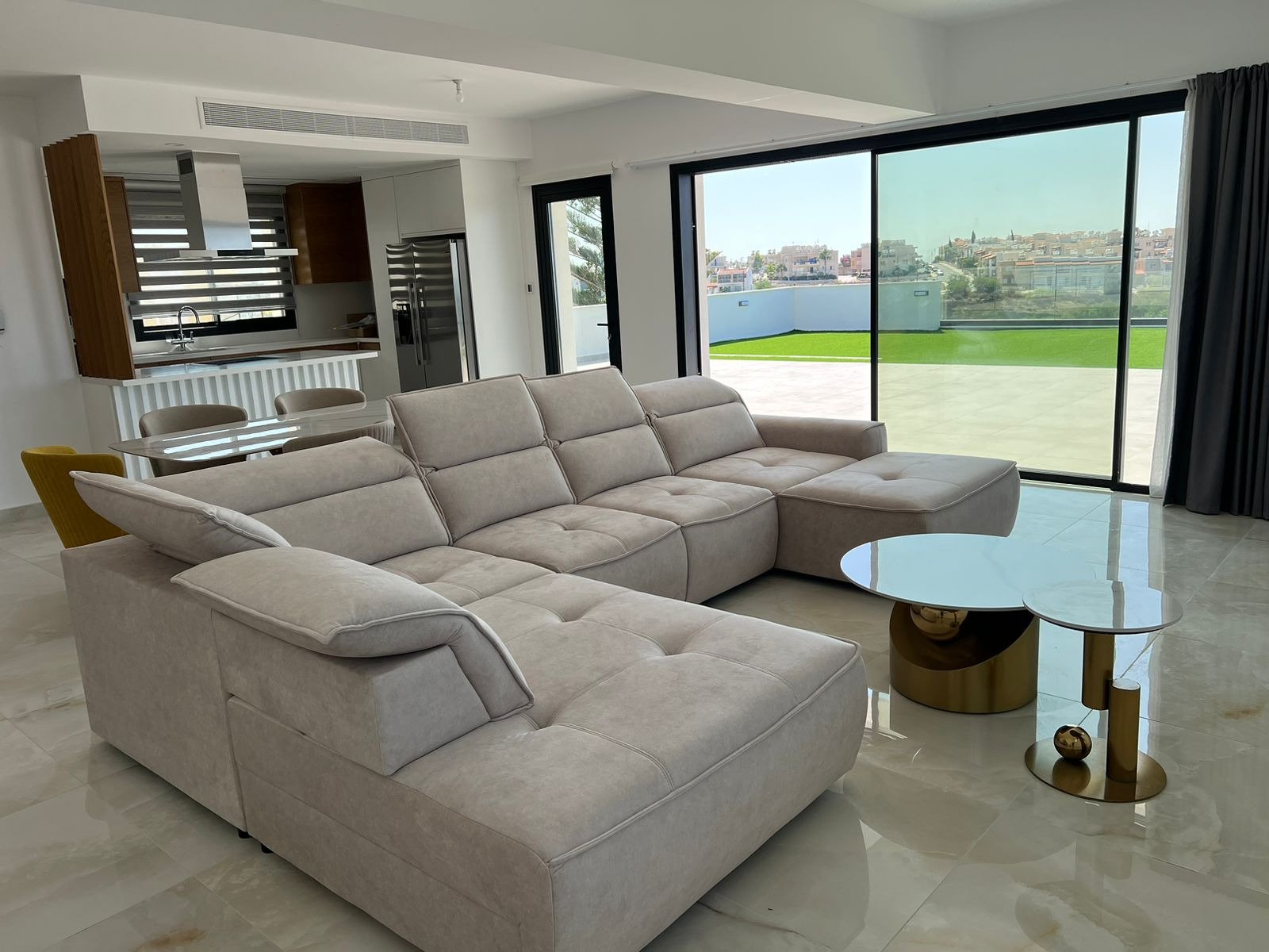 Luxuriöse 4-Zimmer-Wohnung in Paphos, drei Badezimmer, nur wenige Gehminuten vom Flughafen und vom Strand entfernt.