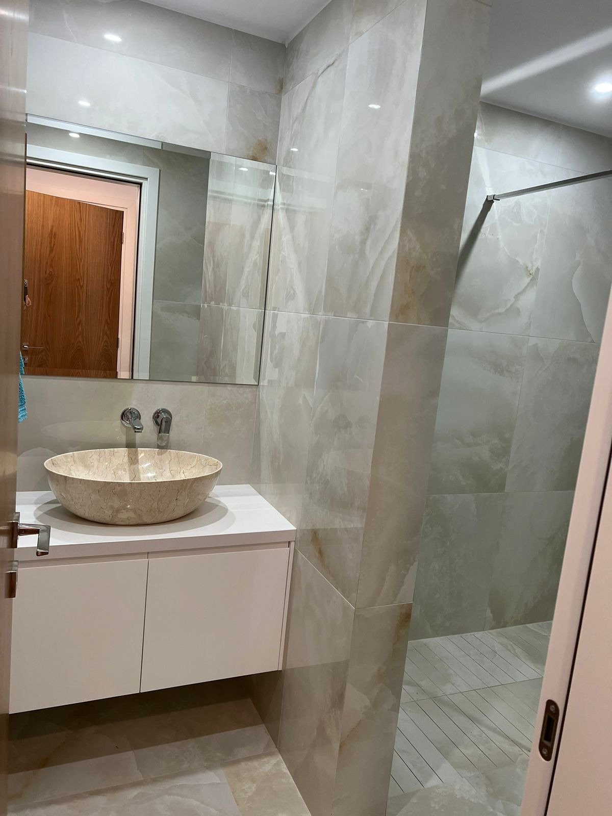 Luxuriöse 4-Zimmer-Wohnung in Paphos, drei Badezimmer, nur wenige Gehminuten vom Flughafen und vom Strand entfernt.