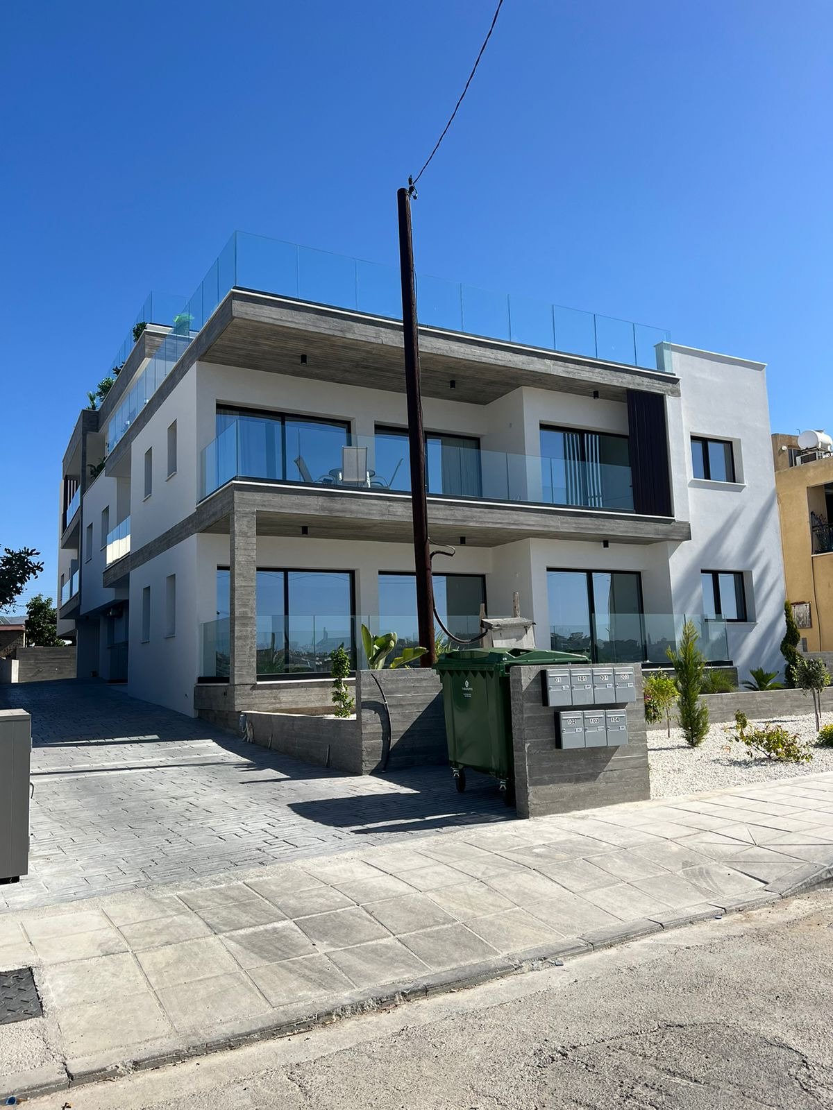 Luxuriöse 4-Zimmer-Wohnung in Paphos, drei Badezimmer, nur wenige Gehminuten vom Flughafen und vom Strand entfernt.
